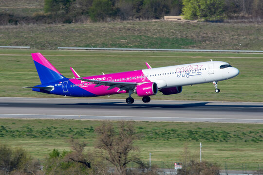 Avi&oacute;n de l&iacute;nea Airbus A321 neo de la aerol&iacute;nea Wizz Air Malta despegando en el aeropuerto de Madrid Barajas con matr&iacute;cula 9H-WDQ.
