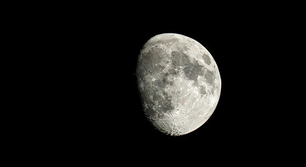 Obraz premium Detailed view of the waxing gibbous moon against a solid black background night celestial