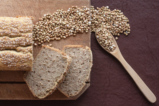 Primer plano de un pan de molde artesanal con semillas de s&eacute;samo y trigo sarraceno. Panader&iacute;a saludable. Cel&iacute;acos. Veganos. Sin gluten  