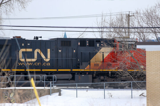 Train du Canadien National, CN, Canada.	Train de marchandises sur un champ enneig&eacute; en hiver.
