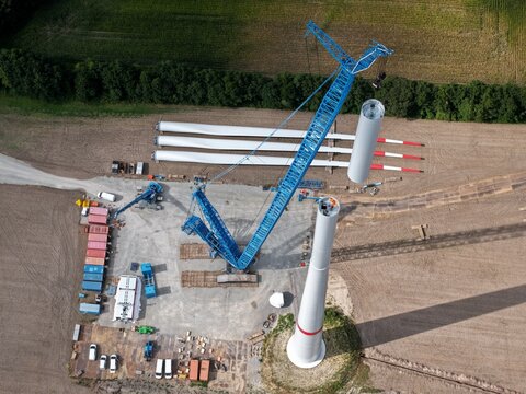 Schwerlastkran setzt Turmteile f&uuml;r den Hybridturm einer modernen Windkraftanlage &uuml;bereinander, Hochbau, Turmbau, Windenergie, Aufbau eines Windrads, Energiewende, Luftbild