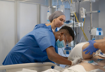 Obraz premium Medical team caring for patient in intensive care unit