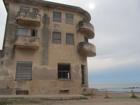 fachada de un antiguo hotel en ruinas 