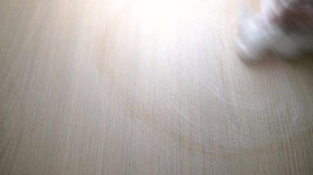 机の上で白い紙・書類をパラパラとめくる動画素材 ビジネス・教育・読書のイメージ映像