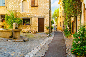 Obraz premium A small cobblestone square with a traditional water fountain in the preserved medieval hilltop village of Saint-Paul-de-Vence, located in the Provence-Alpes-Côte d'Azur region of southeastern France. 