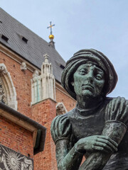 Obraz premium Monument to the student, with St. Mary's Basilica in the background, Krakow