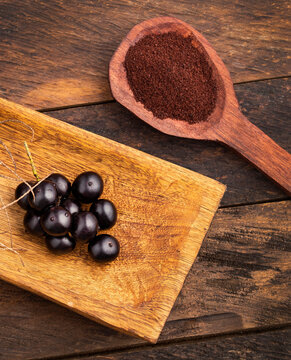 Raw acai berries and powder supplement, ideal for nutrition concepts, antioxidants and fitness diets. - Euterpe oleracea