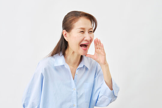 白背景で呼びかける女性　右向き