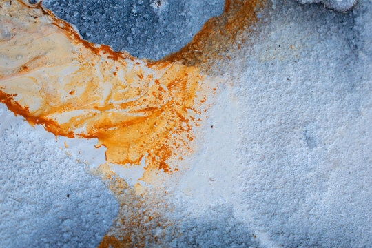 Imagen horizontal de una pared de metal azul despintada de blanco y oxidada 