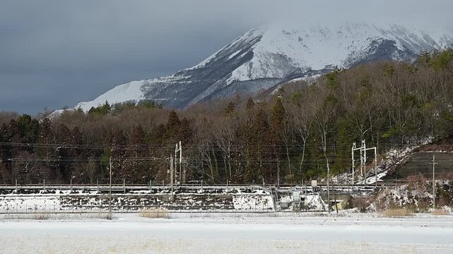 雪の伊吹山麓を走る東海道新幹線N700A（東海道新幹線 岐阜羽島 - 米原, 2026年1月）