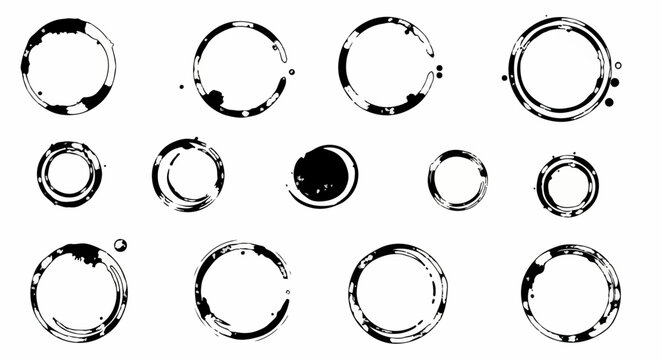 Set aus verschiedenen runden Kaffeering-Strukturen und schmutzigen Tassenabdr&uuml;cken in Schwarz auf wei&szlig;em Grund f&uuml;r grafische Gestaltungselemente.