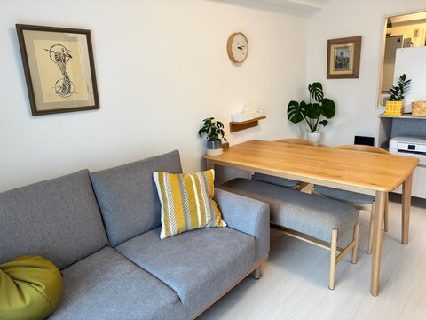 【インテリア】グレーとイエローが調和する、ミニマルでシンプルなリビングルームの風景