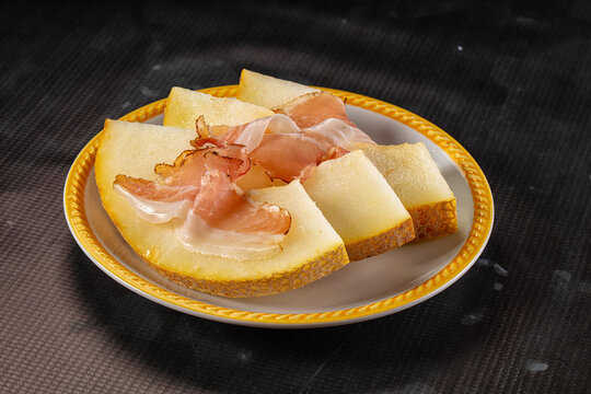 Slised sweet melon with Jamon