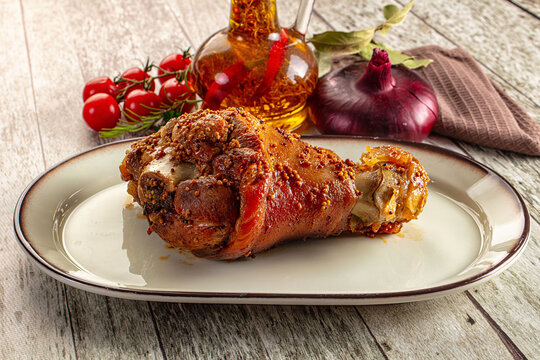 Baked pork knuckle with spices