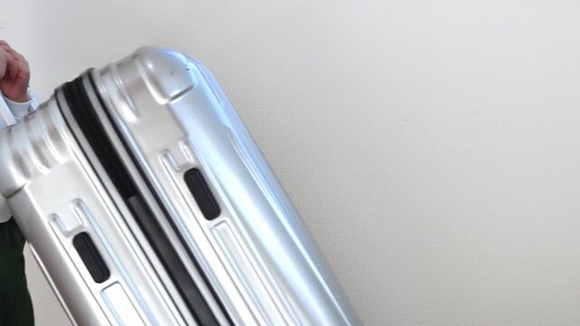 大きいスーツケースを引く小さい女の子（5歳、日本人）