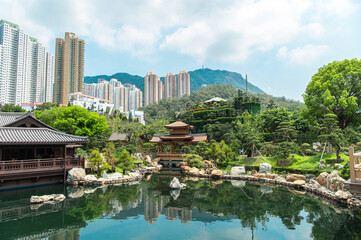 Fototapeta premium 高層ビルの囲まれた公園 南蓮園池