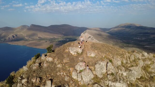 Drohnenaufnahme eines Berges mit Klippen und Meer in Sizilien