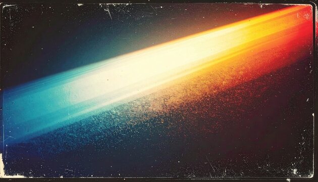 Texture de fuite de lumi&egrave;re vintage avec un faisceau de prisme color&eacute; diagonal sur un fond noir granuleux pour un effet de pellicule r&eacute;tro.