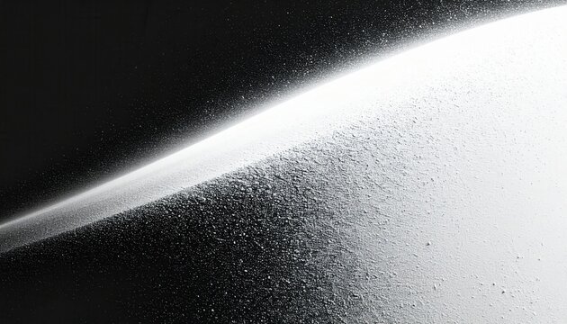 Vue artistique en noir et blanc d'un horizon plan&eacute;taire avec des particules de glace et de poussi&egrave;re flottant dans l'espace profond myst&eacute;rieux.