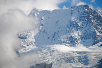スイスアルプスの氷河と山　スイス・ミューレン村から見る山 © 晋一 西村