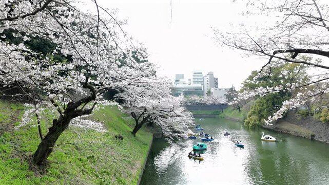 春の九段下　田安門付近の風景　3月