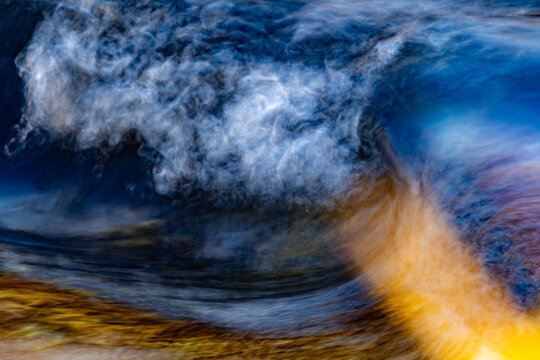 The Wave: Luminous Momentum - abstract ocean wave ICM photography with dynamic motion blur and golden light / Abstrakte Meereswelle, kreative ICM-Fotografie mit dynamischer Bewegungsunsch&auml;rfe und gold