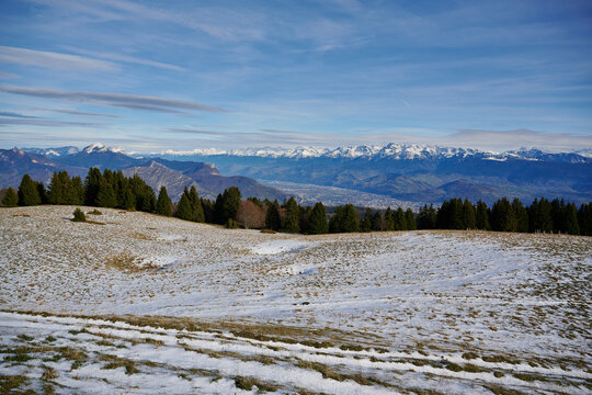 Vue sur Grenoble - Le Massif de Belledonne et la vall&eacute;e du Gr&eacute;sivaudan depuis le plateau de la Moli&egrave;re