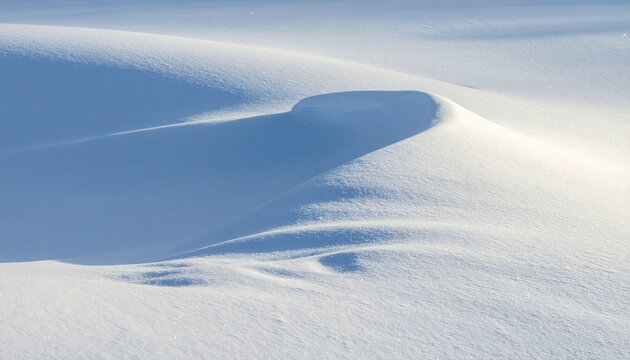 Ondula&ccedil;&otilde;es suaves de neve branca e pura sob luz fria, criando texturas e sombras no inverno.
