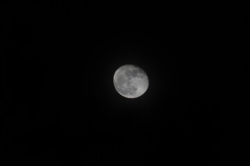 Obraz premium Moon with visible craters glowing in a dark night sky