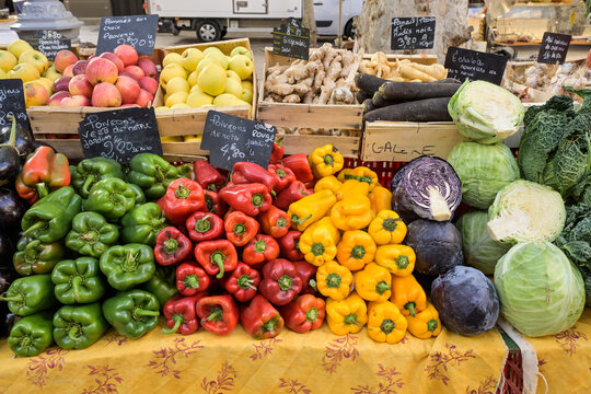 Stand mit einer Vielfalt von Gem&uuml;se, Paprika, Kohl, Wochenmarkt auf dem Place Richelme, Altstadt, Aix-en-Provence, Frankreich