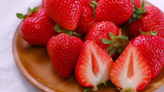 木の皿にたくさん盛られた完熟あまおうのアップ