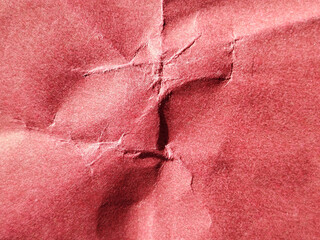 Textura de papel rojo intenso ligeramente arrugado con superficie mate y pliegues sutiles © Gabrieuskal