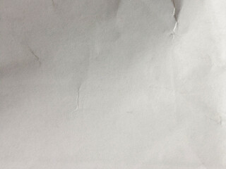 Textura de papel blanco arrugado con suaves pliegues y superficie granulada mate © Gabrieuskal