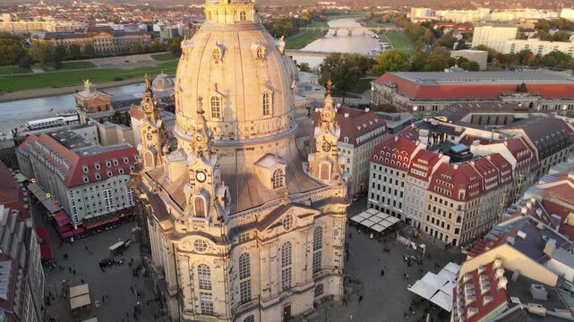 Upward tilt across Neumarkt toward the Frauenkirche facade