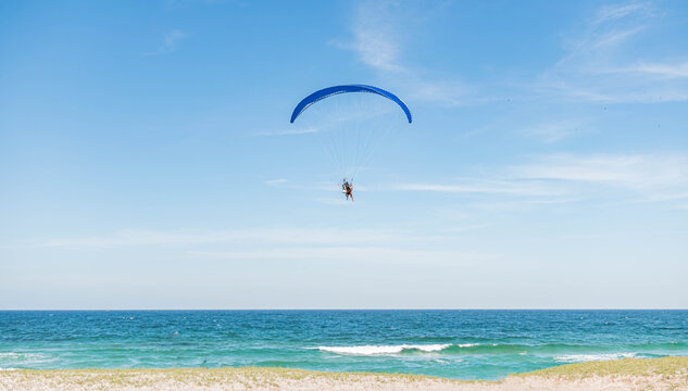 Parapente Voando em Praia de Arraial do Cabo