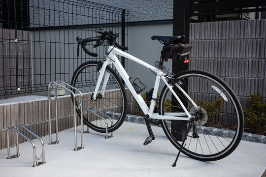 マンションのサイクルスタンドに停めてある自転車