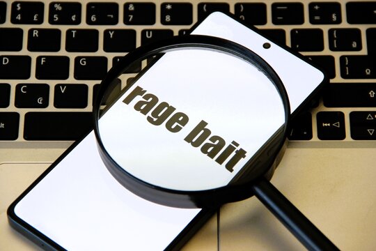 Rage Bait - Conte&uacute;do online deliberadamente criado para provocar raiva ou indigna&ccedil;&atilde;o, com objetivo de aumentar o engajamento ou tr&aacute;fego.