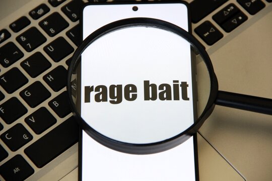 Rage Bait - Conte&uacute;do online deliberadamente criado para provocar raiva ou indigna&ccedil;&atilde;o, com objetivo de aumentar o engajamento ou tr&aacute;fego.