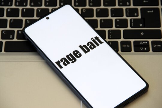 Rage Bait - Conte&uacute;do online deliberadamente criado para provocar raiva ou indigna&ccedil;&atilde;o, com objetivo de aumentar o engajamento ou tr&aacute;fego.