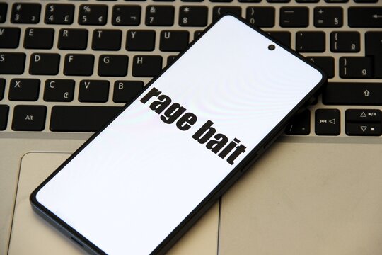 Rage Bait - Conte&uacute;do online deliberadamente criado para provocar raiva ou indigna&ccedil;&atilde;o, com objetivo de aumentar o engajamento ou tr&aacute;fego.