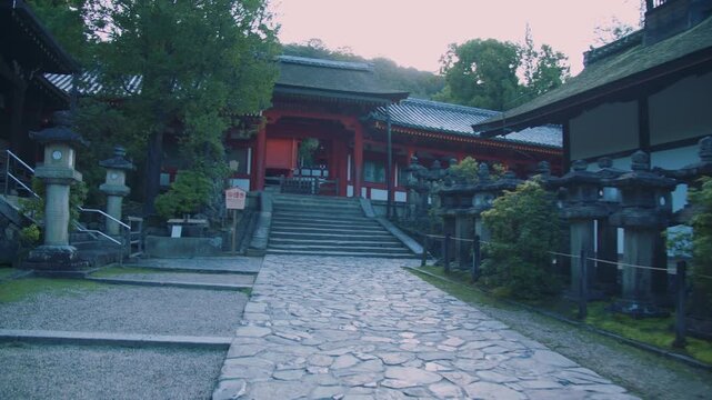 早朝の春日大社 4K