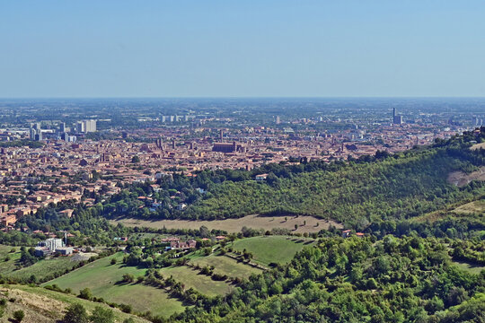 Bologna, panorama dell'appennino bolognese dalla cupola del Santuario della Madonna di San Luca, Emilia Romagna, Italia