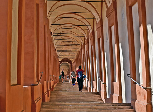 Bologna, il colonnato che sale al Santuario della Madonna di San Luca, Emilia Romagna, Italia