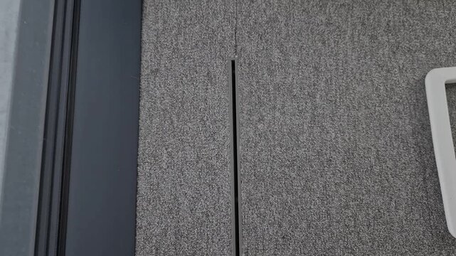 slot outlet, which is integrated into floor covering next large format glazing. element of air conditioning for heating,ventilation or dehumidification eliminate cold radiation from glazed surfaces pr