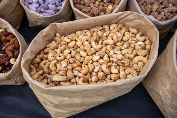 Obraz premium cashews in a paper bag at an outdoor market