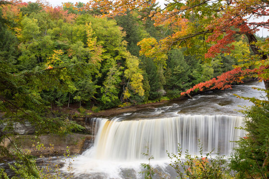64797-00706 Tahquamenon Falls in fall, Chippewa County, MI