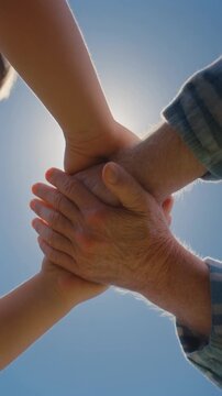H&auml;nde jung und alt zusammen, Symbol Generationen