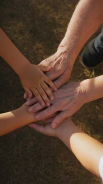 H&auml;nde jung und alt zusammen, Symbol Generationen