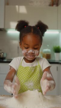 Kind beim Backen 