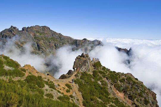 Miradouro Ninho da Manta lookout point, called the Buzzard's Nest, hiking trail from Pico do Arieiro, 1818m, to Pico Ruivo, 1862m, Madeira, Portugal